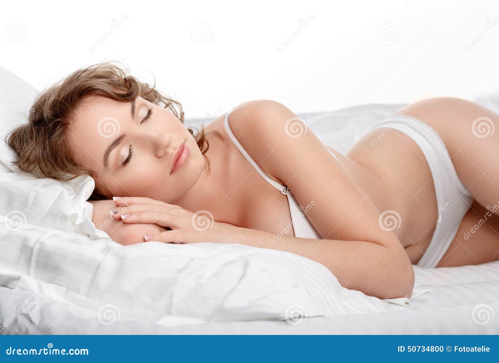 mujeres durmiendo con ropa interior k